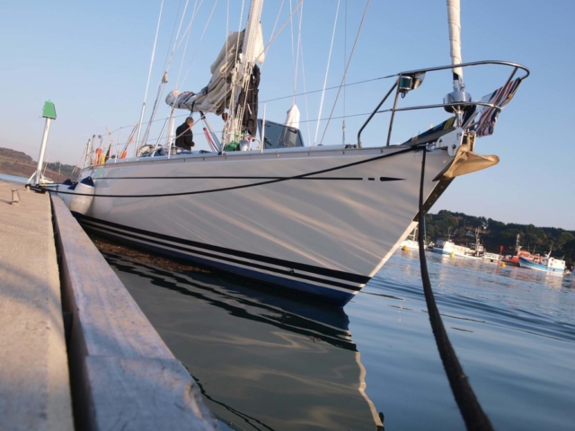 Segelyacht Dantés fest nach langer Fahrt in der Marina von L'Aberwrac'h