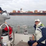 Ein Containerschiff passiert unsere Segelyacht auf der Elbe